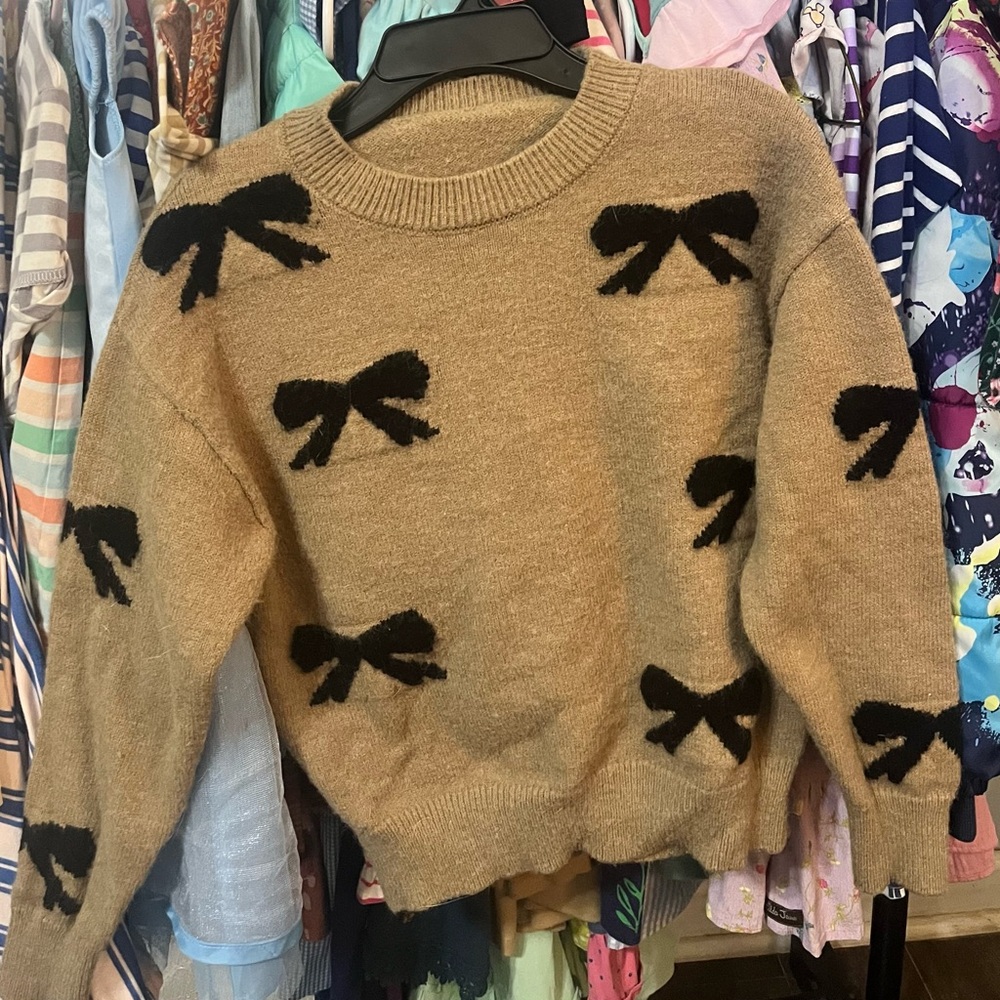 Girls bow sweater size 11 euc